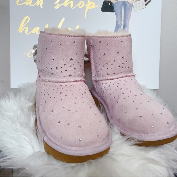 UGG big kid size 4 pink star and bow bootie - Picture 3 of 11